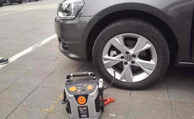 若尔盖汽车搭电案例