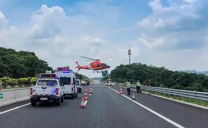 若尔盖高速公路汽车救援案例